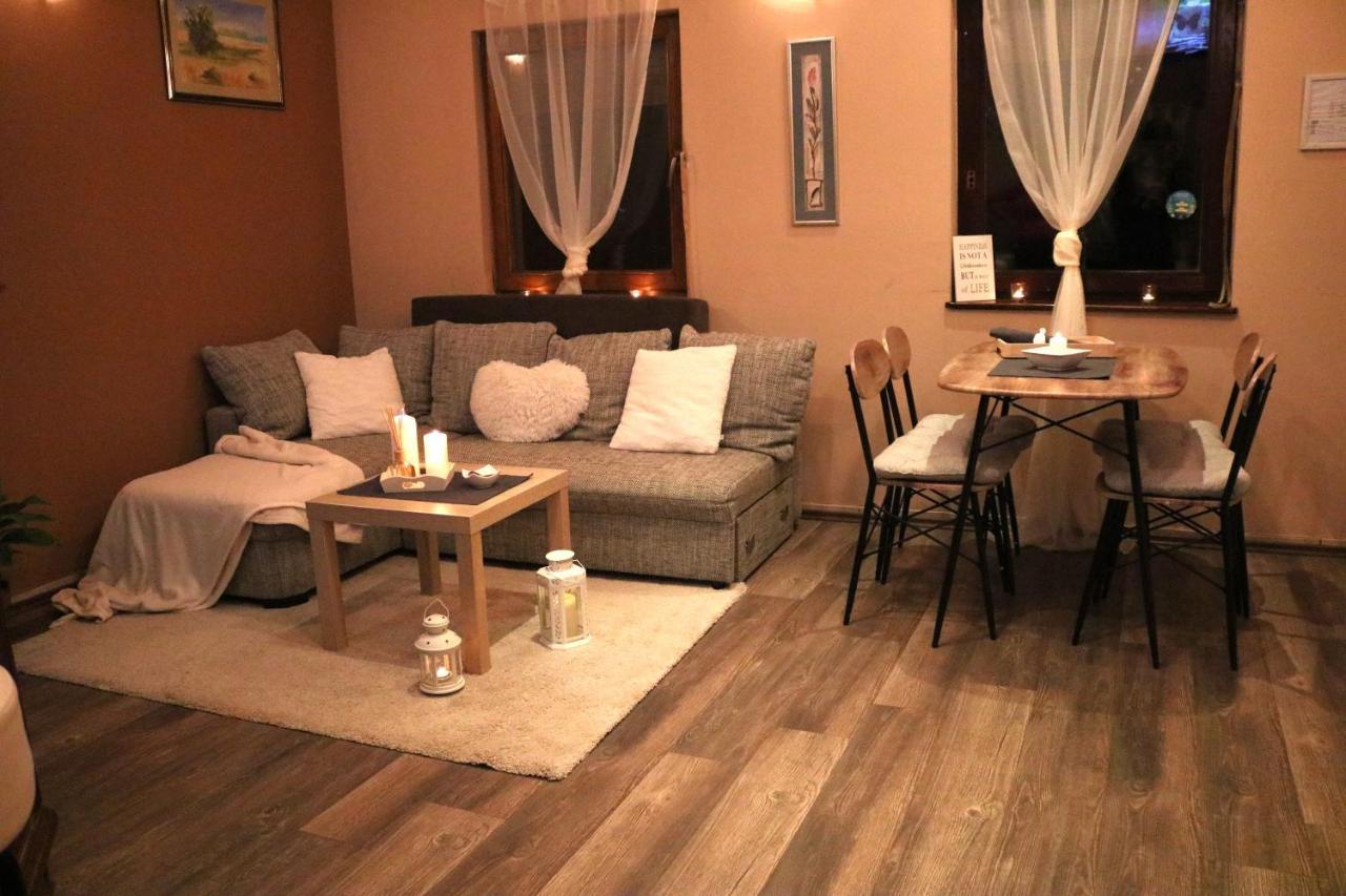 Guest House Studio Apartman Marina - With Jacuzzi, Free Parking, Pet Friendly คาร์โลวัตส์ ภายนอก รูปภาพ