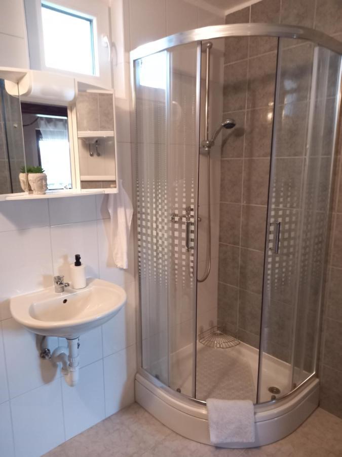 Guest House Studio Apartman Marina - With Jacuzzi, Free Parking, Pet Friendly คาร์โลวัตส์ ภายนอก รูปภาพ
