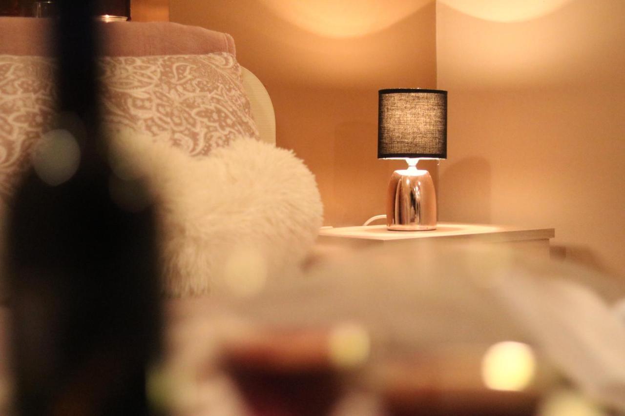 Guest House Studio Apartman Marina - With Jacuzzi, Free Parking, Pet Friendly คาร์โลวัตส์ ภายนอก รูปภาพ