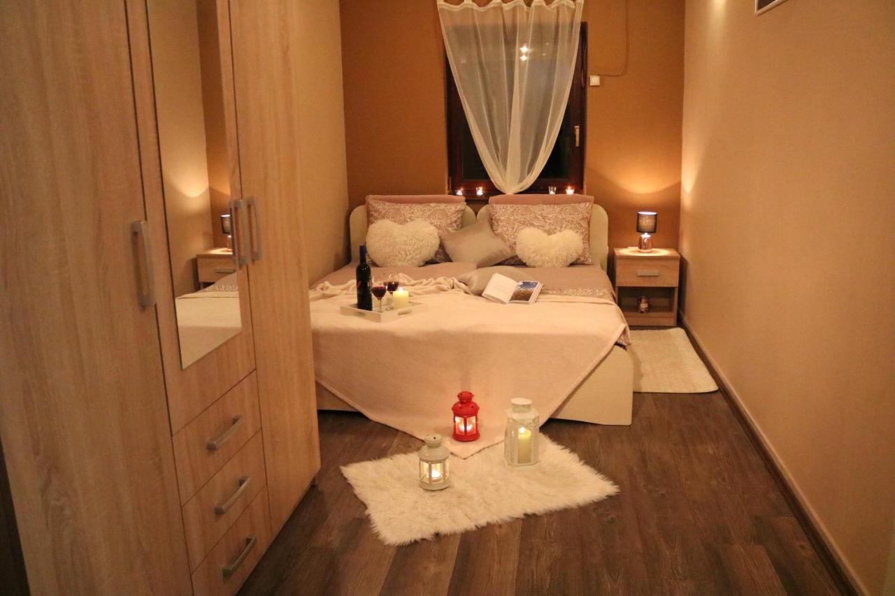 Guest House Studio Apartman Marina - With Jacuzzi, Free Parking, Pet Friendly คาร์โลวัตส์ ภายนอก รูปภาพ