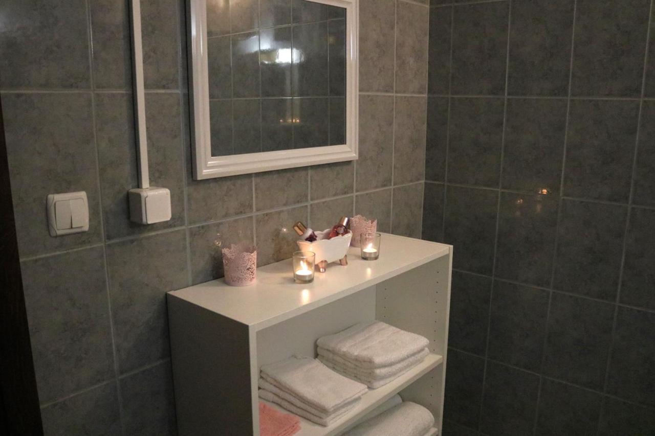 Guest House Studio Apartman Marina - With Jacuzzi, Free Parking, Pet Friendly คาร์โลวัตส์ ภายนอก รูปภาพ