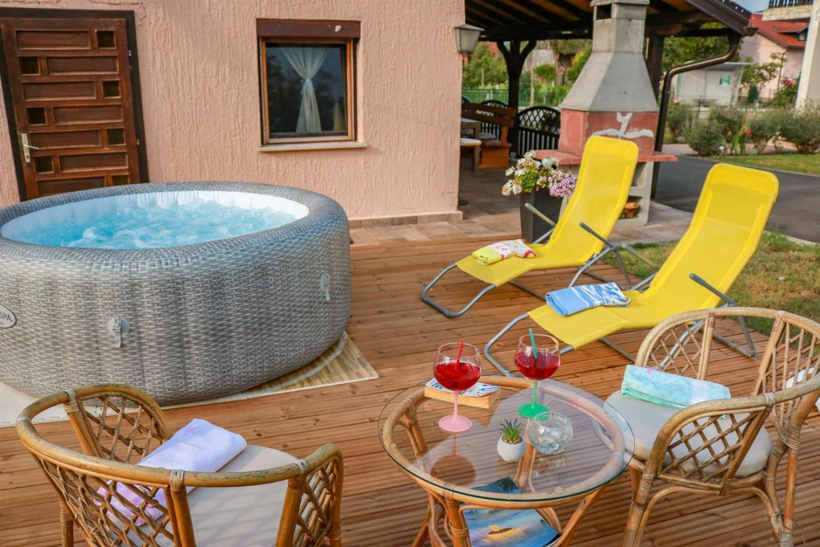 Guest House Studio Apartman Marina - With Jacuzzi, Free Parking, Pet Friendly คาร์โลวัตส์ ภายนอก รูปภาพ