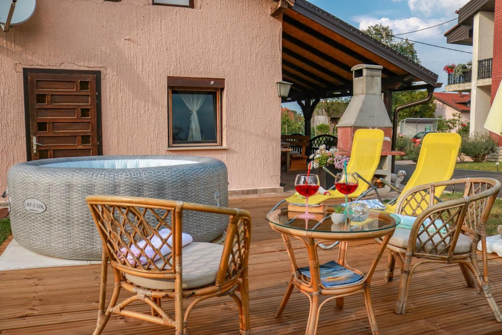 Guest House Studio Apartman Marina - With Jacuzzi, Free Parking, Pet Friendly คาร์โลวัตส์ ภายนอก รูปภาพ
