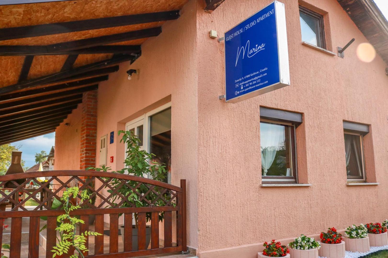 Guest House Studio Apartman Marina - With Jacuzzi, Free Parking, Pet Friendly คาร์โลวัตส์ ภายนอก รูปภาพ
