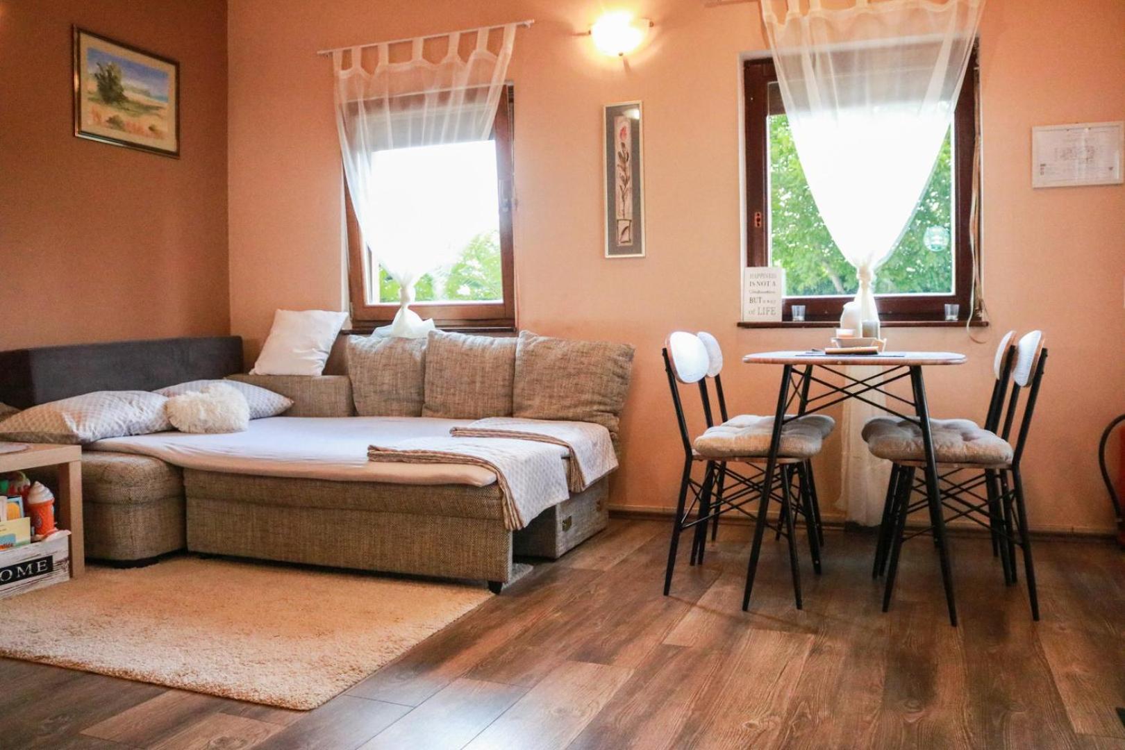 Guest House Studio Apartman Marina - With Jacuzzi, Free Parking, Pet Friendly คาร์โลวัตส์ ภายนอก รูปภาพ
